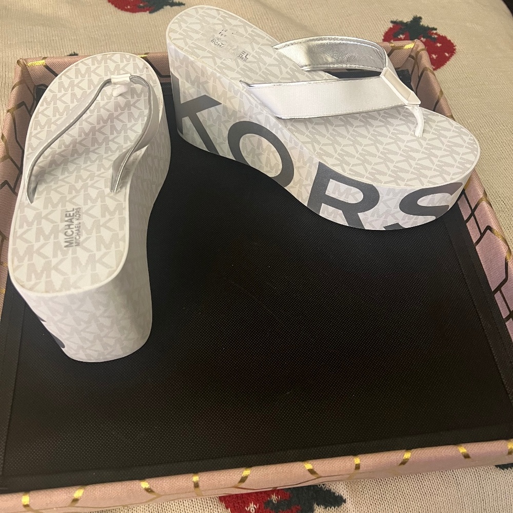 Michael Kors CASUAL WHITE AND SILVER WEDGE